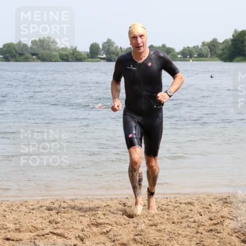 15.06.2025 - 27. Vierlanden-Triathlon Lena Gebhardt http://msf.ph/oto/8033557 15.06.2025 11:18:07 Schwimmen 834 meine-sportfotos.de