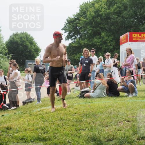 15.06.2025 - 27. Vierlanden-Triathlon KatJ http://msf.ph/oto/8033558 15.06.2025 11:16:08 Schwimmen 792, 963 meine-sportfotos.de