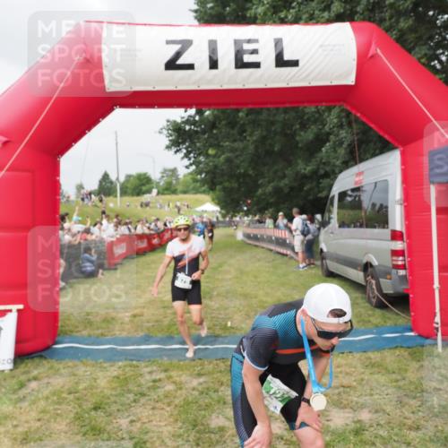 21.06.2025 - 27. Vierlanden-Triathlon MichiJ http://msf.ph/oto/8033559 15.06.2026 12:56:01 Ziel 707, 730, 875 meine-sportfotos.de