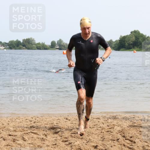 15.06.2025 - 27. Vierlanden-Triathlon Lena Gebhardt http://msf.ph/oto/8033561 15.06.2025 11:18:07 Schwimmen 834 meine-sportfotos.de