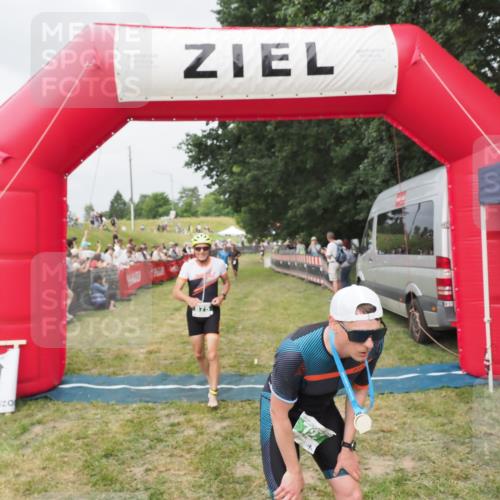 21.06.2025 - 27. Vierlanden-Triathlon MichiJ http://msf.ph/oto/8033564 15.06.2026 12:56:01 Ziel 707, 730, 875 meine-sportfotos.de