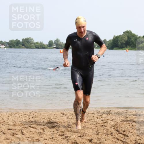 15.06.2025 - 27. Vierlanden-Triathlon Lena Gebhardt http://msf.ph/oto/8033565 15.06.2025 11:18:08 Schwimmen 834, 908 meine-sportfotos.de