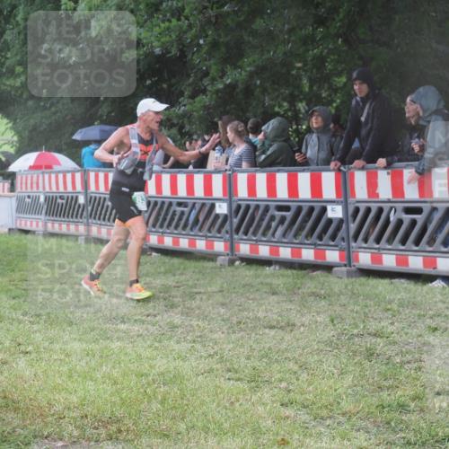 21.06.2025 - 27. Vierlanden-Triathlon KatJ http://msf.ph/oto/8033566 15.06.2025 13:45:33 Ziel 830 meine-sportfotos.de