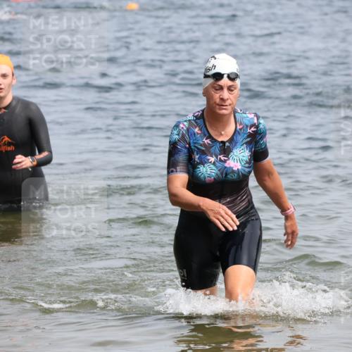 15.06.2025 - 27. Vierlanden-Triathlon Lena Gebhardt http://msf.ph/oto/8033571 15.06.2025 11:18:11 Schwimmen 834, 908, 933 meine-sportfotos.de
