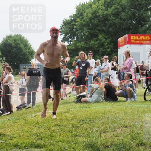 15.06.2025 - 27. Vierlanden-Triathlon KatJ http://msf.ph/oto/8033572 15.06.2025 11:16:08 Schwimmen 792, 963 meine-sportfotos.de