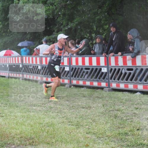 21.06.2025 - 27. Vierlanden-Triathlon KatJ http://msf.ph/oto/8033574 15.06.2025 13:45:33 Ziel 830 meine-sportfotos.de