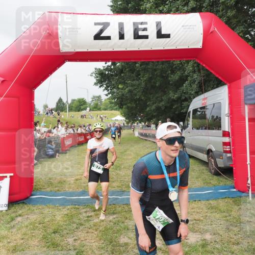 21.06.2025 - 27. Vierlanden-Triathlon MichiJ http://msf.ph/oto/8033575 15.06.2026 12:56:01 Ziel 707, 730, 875 meine-sportfotos.de