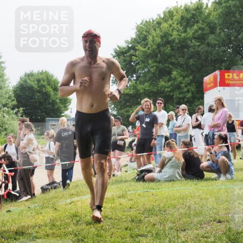 15.06.2025 - 27. Vierlanden-Triathlon KatJ http://msf.ph/oto/8033576 15.06.2025 11:16:09 Schwimmen 792, 963 meine-sportfotos.de