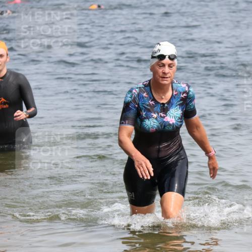 15.06.2025 - 27. Vierlanden-Triathlon Lena Gebhardt http://msf.ph/oto/8033578 15.06.2025 11:18:11 Schwimmen 834, 908, 933 meine-sportfotos.de