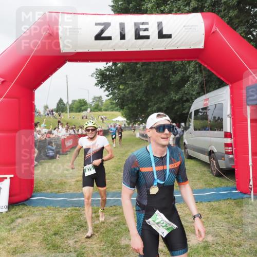 21.06.2025 - 27. Vierlanden-Triathlon MichiJ http://msf.ph/oto/8033585 15.06.2026 12:56:02 Ziel 6, 707, 730, 875 meine-sportfotos.de