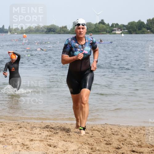 15.06.2025 - 27. Vierlanden-Triathlon Lena Gebhardt http://msf.ph/oto/8033600 15.06.2025 11:18:16 Schwimmen 834, 908, 933 meine-sportfotos.de