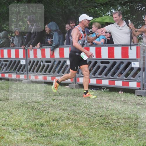 21.06.2025 - 27. Vierlanden-Triathlon KatJ http://msf.ph/oto/8033601 15.06.2025 13:45:34 Ziel 830 meine-sportfotos.de