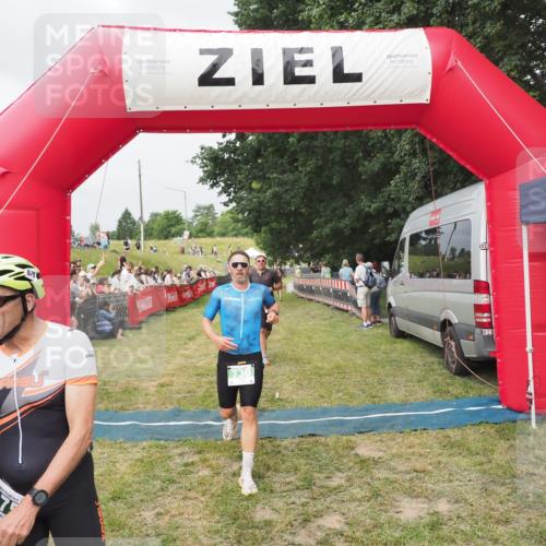 21.06.2025 - 27. Vierlanden-Triathlon MichiJ http://msf.ph/oto/8033604 15.06.2026 12:56:05 Ziel 6, 730, 875 meine-sportfotos.de