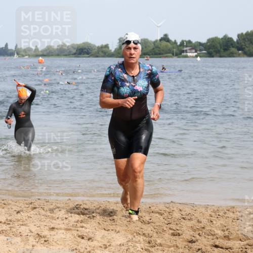 15.06.2025 - 27. Vierlanden-Triathlon Lena Gebhardt http://msf.ph/oto/8033605 15.06.2025 11:18:16 Schwimmen 834, 908, 933 meine-sportfotos.de