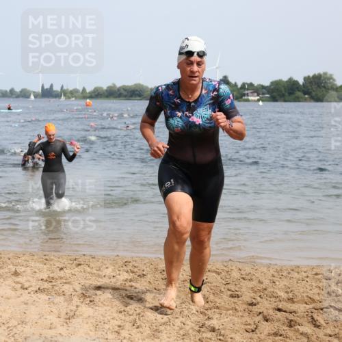 15.06.2025 - 27. Vierlanden-Triathlon Lena Gebhardt http://msf.ph/oto/8033610 15.06.2025 11:18:17 Schwimmen 834, 908, 933 meine-sportfotos.de