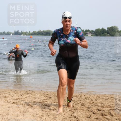 15.06.2025 - 27. Vierlanden-Triathlon Lena Gebhardt http://msf.ph/oto/8033615 15.06.2025 11:18:17 Schwimmen 834, 908, 933 meine-sportfotos.de