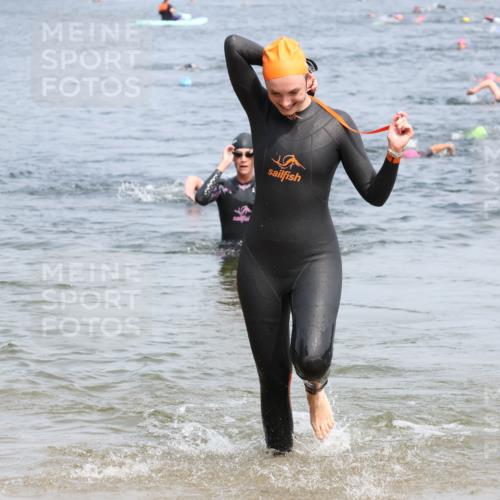 15.06.2025 - 27. Vierlanden-Triathlon Lena Gebhardt http://msf.ph/oto/8033620 15.06.2025 11:18:18 Schwimmen 834, 908, 933, 970 meine-sportfotos.de