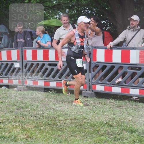 21.06.2025 - 27. Vierlanden-Triathlon KatJ http://msf.ph/oto/8033621 15.06.2025 13:45:35 Ziel 830 meine-sportfotos.de