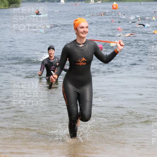 15.06.2025 - 27. Vierlanden-Triathlon Lena Gebhardt http://msf.ph/oto/8033629 15.06.2025 11:18:19 Schwimmen 908, 933, 970 meine-sportfotos.de