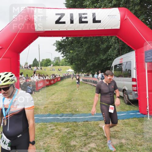 21.06.2025 - 27. Vierlanden-Triathlon MichiJ http://msf.ph/oto/8033633 15.06.2026 12:56:08 Ziel 6, 730, 1002 meine-sportfotos.de