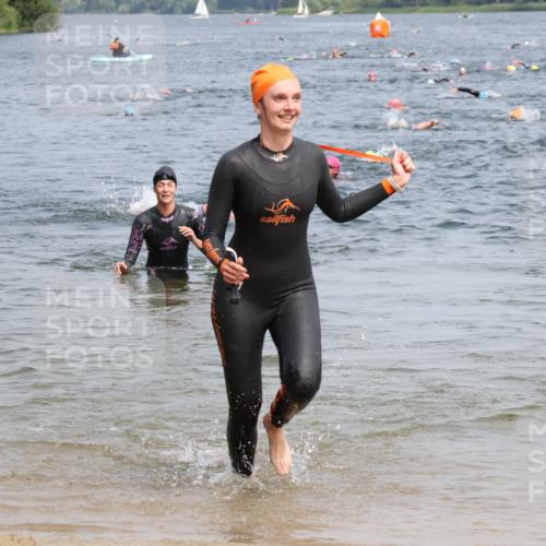 15.06.2025 - 27. Vierlanden-Triathlon Lena Gebhardt http://msf.ph/oto/8033634 15.06.2025 11:18:19 Schwimmen 908, 933, 970 meine-sportfotos.de