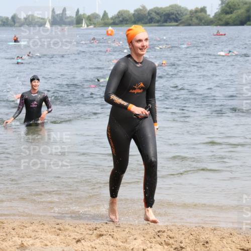 15.06.2025 - 27. Vierlanden-Triathlon Lena Gebhardt http://msf.ph/oto/8033638 15.06.2025 11:18:20 Schwimmen 908, 912, 933, 970 meine-sportfotos.de