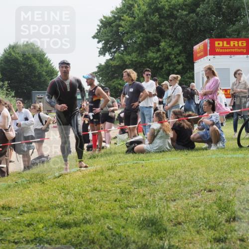 15.06.2025 - 27. Vierlanden-Triathlon KatJ http://msf.ph/oto/8033639 15.06.2025 11:16:33 Schwimmen 815, 954 meine-sportfotos.de