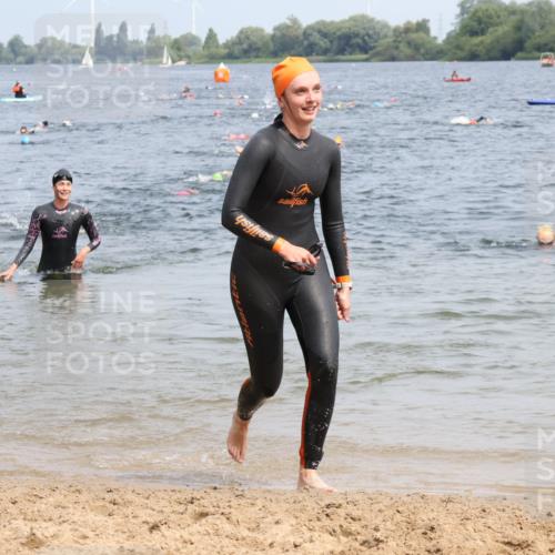 15.06.2025 - 27. Vierlanden-Triathlon Lena Gebhardt http://msf.ph/oto/8033642 15.06.2025 11:18:20 Schwimmen 908, 912, 933, 970 meine-sportfotos.de