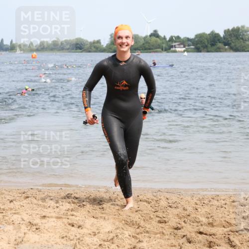 15.06.2025 - 27. Vierlanden-Triathlon Lena Gebhardt http://msf.ph/oto/8033647 15.06.2025 11:18:21 Schwimmen 908, 912, 933, 970 meine-sportfotos.de