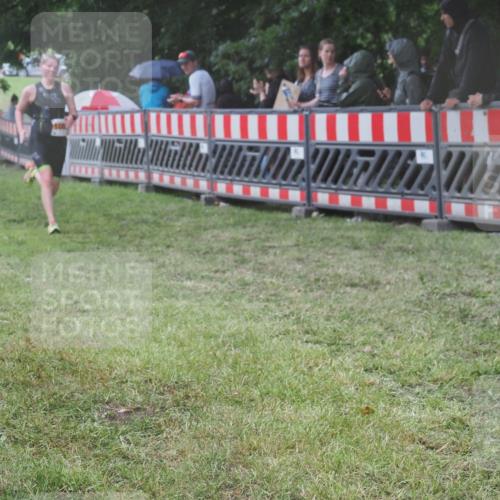 21.06.2025 - 27. Vierlanden-Triathlon KatJ http://msf.ph/oto/8033651 15.06.2025 13:45:37 Ziel 830 meine-sportfotos.de