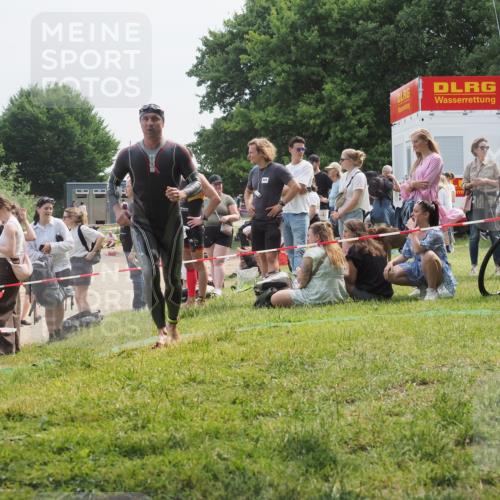 15.06.2025 - 27. Vierlanden-Triathlon KatJ http://msf.ph/oto/8033652 15.06.2025 11:16:33 Schwimmen 815, 954 meine-sportfotos.de