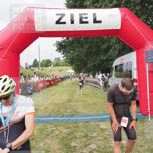 21.06.2025 - 27. Vierlanden-Triathlon MichiJ http://msf.ph/oto/8033653 15.06.2026 12:56:09 Ziel 6, 730, 1002 meine-sportfotos.de