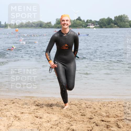 15.06.2025 - 27. Vierlanden-Triathlon Lena Gebhardt http://msf.ph/oto/8033655 15.06.2025 11:18:21 Schwimmen 908, 912, 933, 970 meine-sportfotos.de