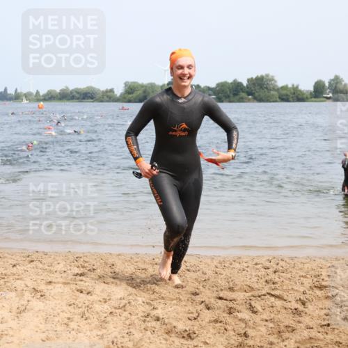 15.06.2025 - 27. Vierlanden-Triathlon Lena Gebhardt http://msf.ph/oto/8033659 15.06.2025 11:18:21 Schwimmen 908, 912, 933, 970 meine-sportfotos.de