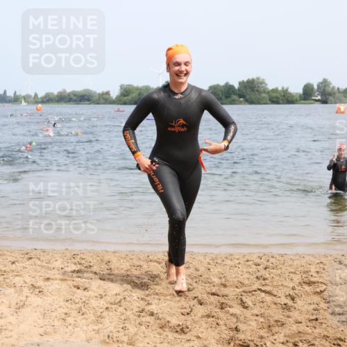 15.06.2025 - 27. Vierlanden-Triathlon Lena Gebhardt http://msf.ph/oto/8033664 15.06.2025 11:18:21 Schwimmen 908, 912, 933, 970 meine-sportfotos.de
