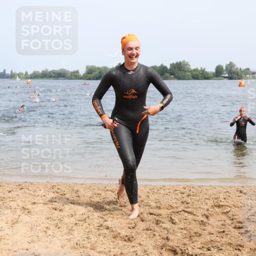 15.06.2025 - 27. Vierlanden-Triathlon Lena Gebhardt http://msf.ph/oto/8033668 15.06.2025 11:18:22 Schwimmen 908, 912, 933, 970 meine-sportfotos.de