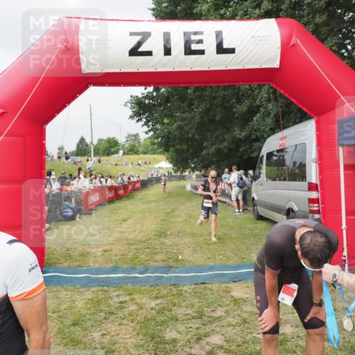 21.06.2025 - 27. Vierlanden-Triathlon MichiJ http://msf.ph/oto/8033669 15.06.2026 12:56:10 Ziel 6, 730, 1002 meine-sportfotos.de