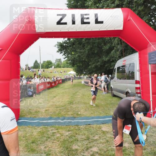 21.06.2025 - 27. Vierlanden-Triathlon MichiJ http://msf.ph/oto/8033673 15.06.2026 12:56:10 Ziel 6, 730, 1002 meine-sportfotos.de