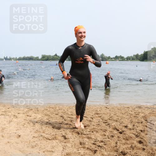 15.06.2025 - 27. Vierlanden-Triathlon Lena Gebhardt http://msf.ph/oto/8033675 15.06.2025 11:18:22 Schwimmen 908, 912, 933, 970 meine-sportfotos.de