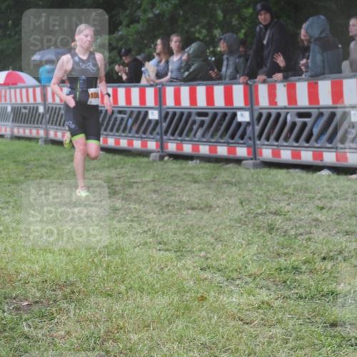 21.06.2025 - 27. Vierlanden-Triathlon KatJ http://msf.ph/oto/8033676 15.06.2025 13:45:38 Ziel 876 meine-sportfotos.de