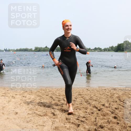 15.06.2025 - 27. Vierlanden-Triathlon Lena Gebhardt http://msf.ph/oto/8033679 15.06.2025 11:18:22 Schwimmen 908, 912, 933, 970 meine-sportfotos.de