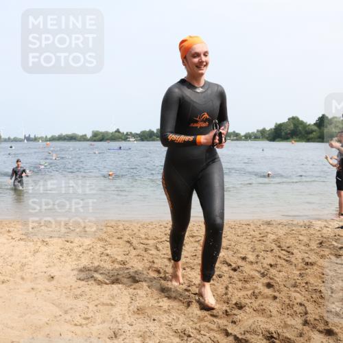 15.06.2025 - 27. Vierlanden-Triathlon Lena Gebhardt http://msf.ph/oto/8033685 15.06.2025 11:18:22 Schwimmen 908, 912, 933, 970 meine-sportfotos.de
