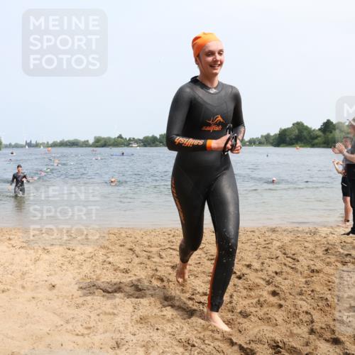 15.06.2025 - 27. Vierlanden-Triathlon Lena Gebhardt http://msf.ph/oto/8033691 15.06.2025 11:18:23 Schwimmen 908, 912, 933, 970 meine-sportfotos.de