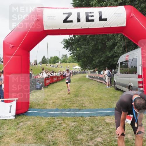 21.06.2025 - 27. Vierlanden-Triathlon MichiJ http://msf.ph/oto/8033694 15.06.2026 12:56:16 Ziel 2, 1002 meine-sportfotos.de