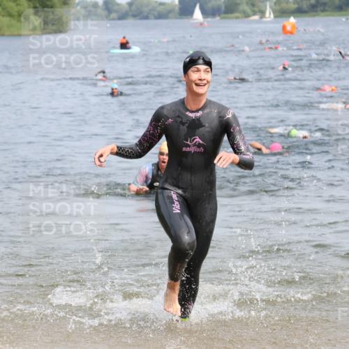 15.06.2025 - 27. Vierlanden-Triathlon Lena Gebhardt http://msf.ph/oto/8033696 15.06.2025 11:18:25 Schwimmen 908, 912, 933, 970 meine-sportfotos.de