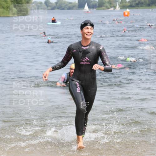 15.06.2025 - 27. Vierlanden-Triathlon Lena Gebhardt http://msf.ph/oto/8033700 15.06.2025 11:18:25 Schwimmen 908, 912, 933, 970 meine-sportfotos.de