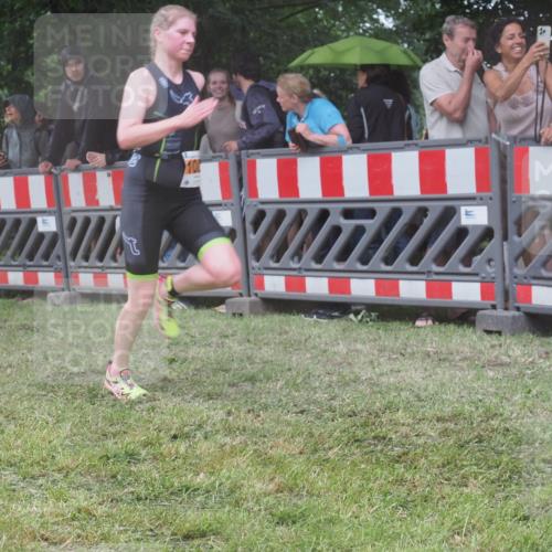 21.06.2025 - 27. Vierlanden-Triathlon KatJ http://msf.ph/oto/8033701 15.06.2025 13:45:39 Ziel 876 meine-sportfotos.de