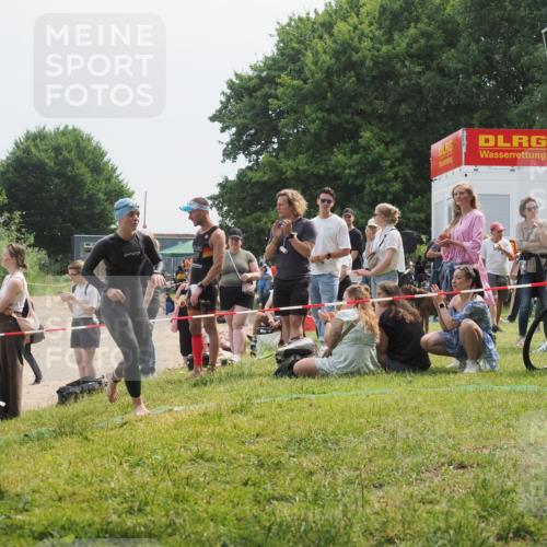 15.06.2025 - 27. Vierlanden-Triathlon KatJ http://msf.ph/oto/8033706 15.06.2025 11:16:52 Schwimmen 825, 888 meine-sportfotos.de