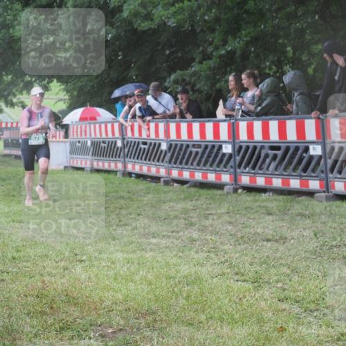 21.06.2025 - 27. Vierlanden-Triathlon KatJ http://msf.ph/oto/8033709 15.06.2025 13:45:48 Ziel 833, 876 meine-sportfotos.de
