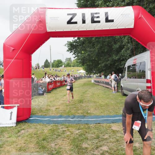 21.06.2025 - 27. Vierlanden-Triathlon MichiJ http://msf.ph/oto/8033713 15.06.2026 12:56:16 Ziel 2, 1002 meine-sportfotos.de